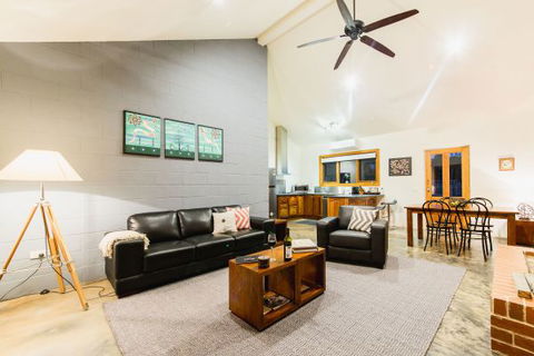 Alpine Edge Accommodation - Schoolies Week Accommodation 0