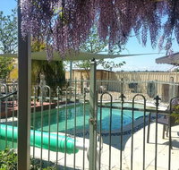 Must Love Dogs BB and Self-Contained Cottage - Schoolies Week Accommodation