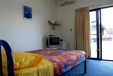 Comfort Hostel - Schoolies Week Accommodation