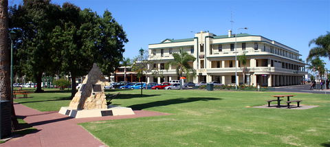 Renmark Hotel/Motel & Function Centre - Schoolies Week Accommodation 8