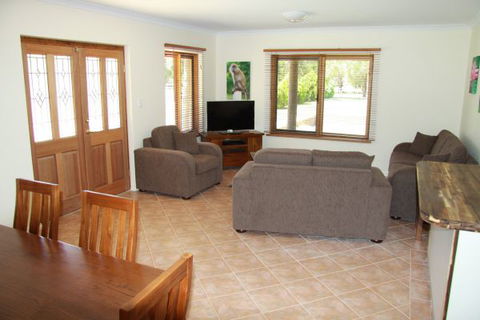 Coranda Lodge B And B - Schoolies Week Accommodation 0
