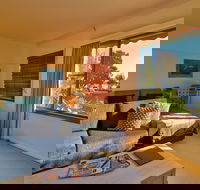 A Reflection on the Lake - Schoolies Week Accommodation