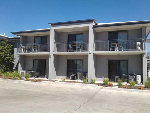 Royal Motel Miles - Schoolies Week Accommodation 0