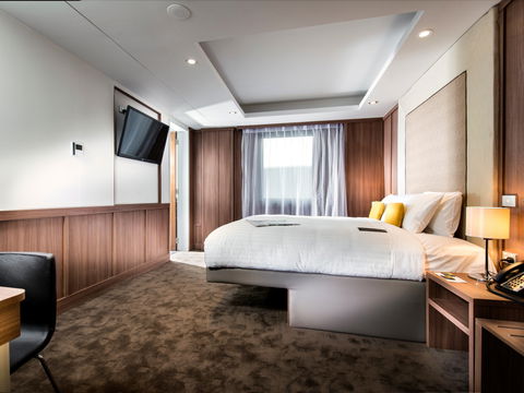 The Hougoumont Hotel - Schoolies Week Accommodation 2