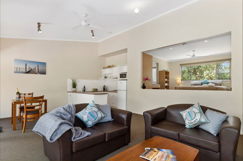 Waterfront Retreat At Wattle Point - Schoolies Week Accommodation 5