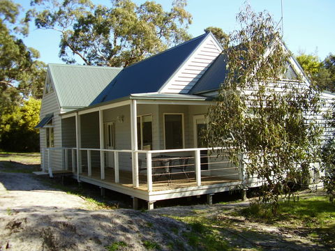 Hooked Inn Cottages - Schoolies Week Accommodation 0