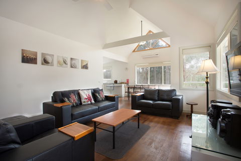 Hooked Inn Cottages - Schoolies Week Accommodation 1