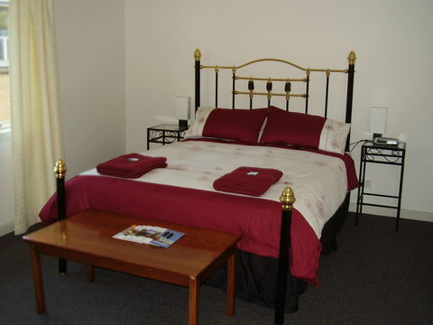 Hooked Inn Cottages - Schoolies Week Accommodation 2