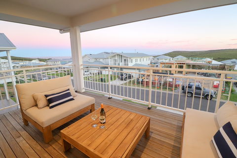 Illaroo At Catherine Hill Bay - Schoolies Week Accommodation 2