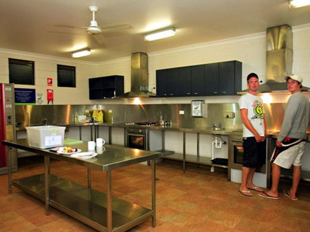 Blue Reef Backpackers - Schoolies Week Accommodation 1