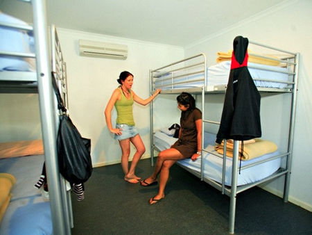 Blue Reef Backpackers - Schoolies Week Accommodation 2