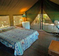 Lions Den Hotel - Schoolies Week Accommodation