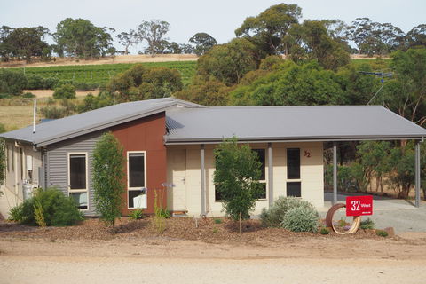 32 West B & B - Schoolies Week Accommodation 0