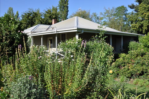 Honeysuckle Cottage - Schoolies Week Accommodation 0