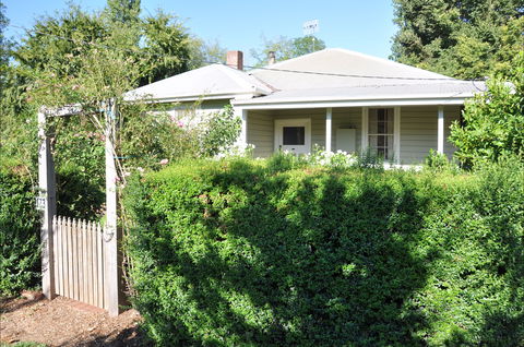 Honeysuckle Cottage - Schoolies Week Accommodation 2