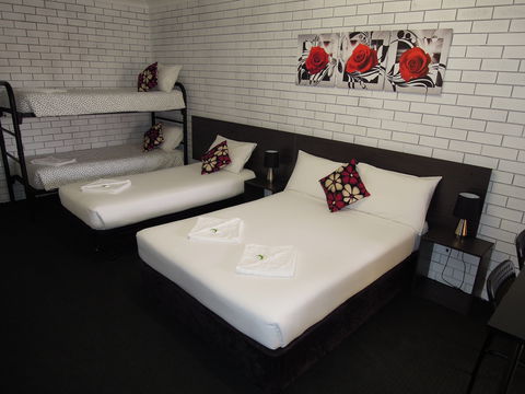 Jackaroo Apartments - Motel - Schoolies Week Accommodation 2