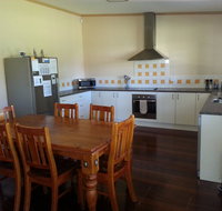 Phoenix Cottage - Schoolies Week Accommodation