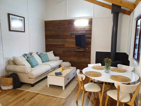 R And R On The Ravine - Schoolies Week Accommodation 0