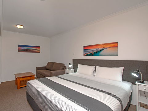 River Street Motel - Schoolies Week Accommodation 0