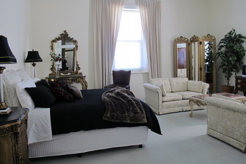 Stanley Grammar Country House - Schoolies Week Accommodation 1