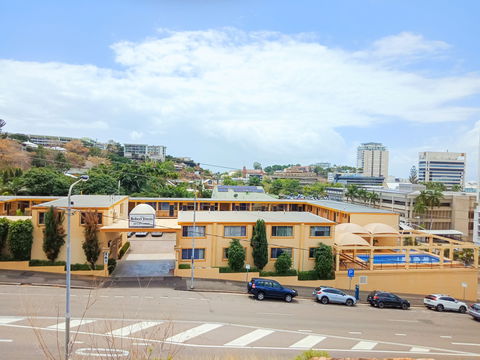 The Robert Towns - Schoolies Week Accommodation 0