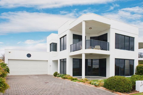 Bayside Beauty - Schoolies Week Accommodation 0