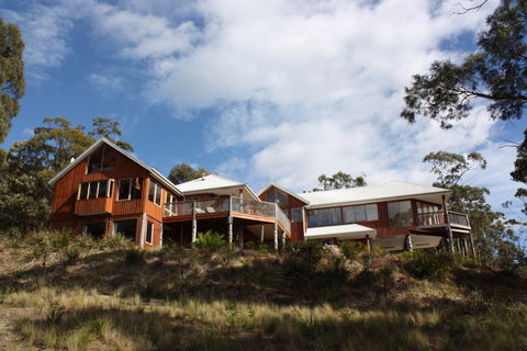 Bed In The Treetops - Schoolies Week Accommodation 0