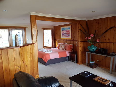 Bed In The Treetops - Schoolies Week Accommodation 1
