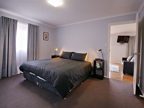 Starline Alpaca Farm Stay - Schoolies Week Accommodation 0