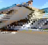 The White House Carcoar - Schoolies Week Accommodation