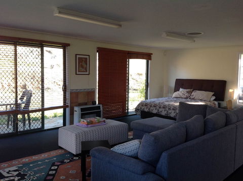 Tibuc Gardens Cottage - Schoolies Week Accommodation 2
