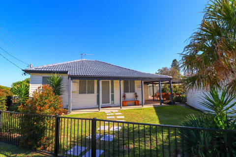 Beachside Cottage At Blacksmiths - Schoolies Week Accommodation 0