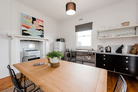 Castleview Cottage - Schoolies Week Accommodation 0