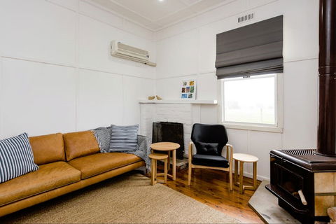 Castleview Cottage - Schoolies Week Accommodation 1