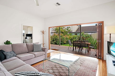 Newcastle Executive Homes - Cooks Hill Cottage - Schoolies Week Accommodation 0