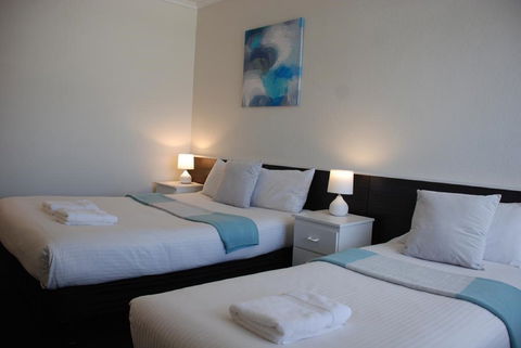 Red Carpet Motel - Schoolies Week Accommodation 0