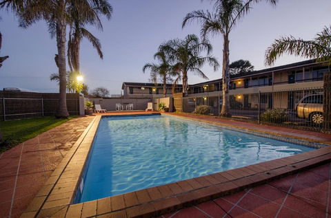 Red Carpet Motel - Schoolies Week Accommodation 1