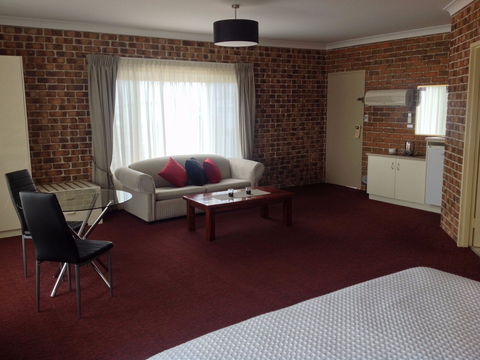 Richmond Motor Inn - Schoolies Week Accommodation 0