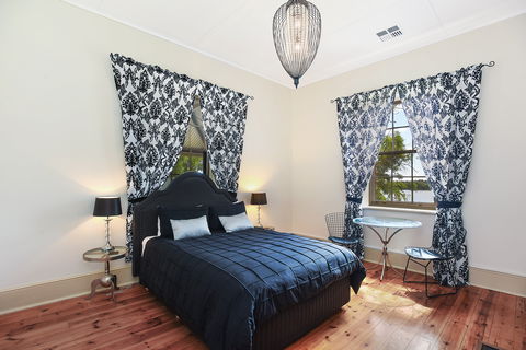 Wellington Courthouse. - Schoolies Week Accommodation 1