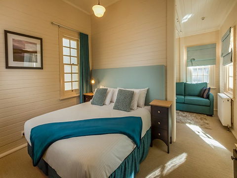 Yarrangobilly Caves House: Guest Rooms - Schoolies Week Accommodation 1