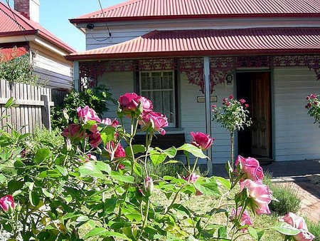 Airleigh - Rose Cottage - Schoolies Week Accommodation 0