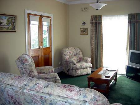 Airleigh - Rose Cottage - Schoolies Week Accommodation 1