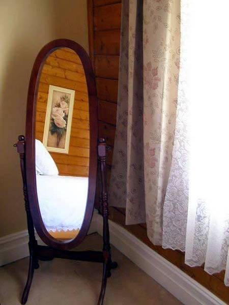 Airleigh - Rose Cottage - Schoolies Week Accommodation 3