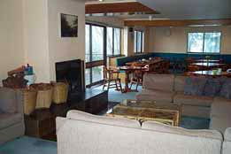 Trackers Mountain Lodge - Schoolies Week Accommodation 0