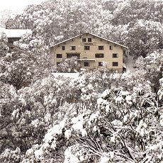 Trackers Mountain Lodge - Schoolies Week Accommodation 1
