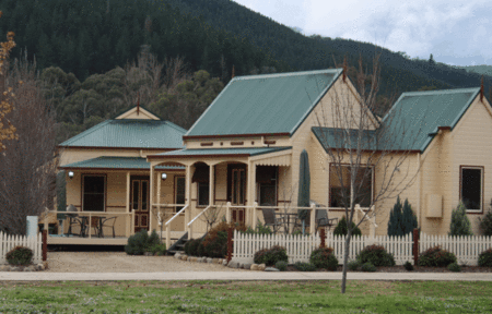 Autumn Affair Cottages  - Schoolies Week Accommodation