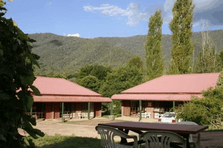 The Snowline Hotel - Schoolies Week Accommodation