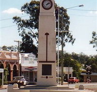 Goomeri War Memorial Clock - Schoolies Week Accommodation