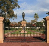Dalby War Memorial and Gates - Schoolies Week Accommodation