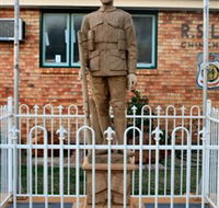 Soldier Statue Memorial Chinchilla - Schoolies Week Accommodation
